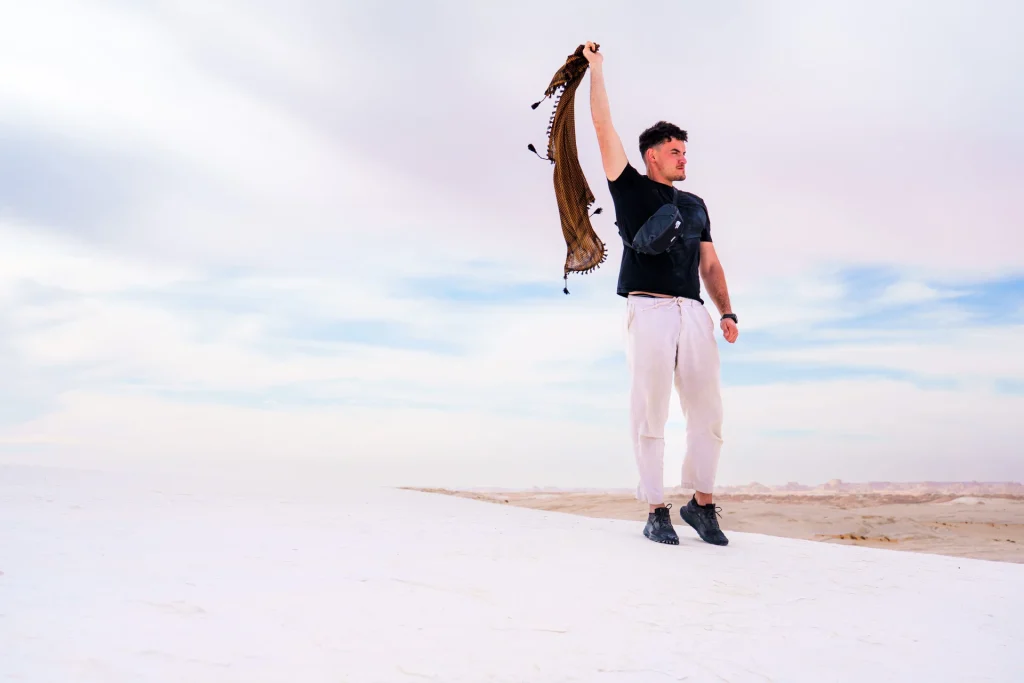 Portrait d'Alexandre dans le White Desert en Egypte, shooting photo marque et publicité par Tristan Conil.