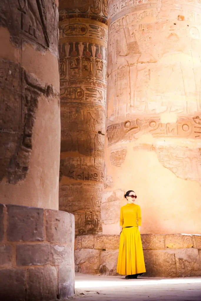 Lifestyle au temple de Karnak en Egypte, shooting photo marque et publicité par Tristan Conil.