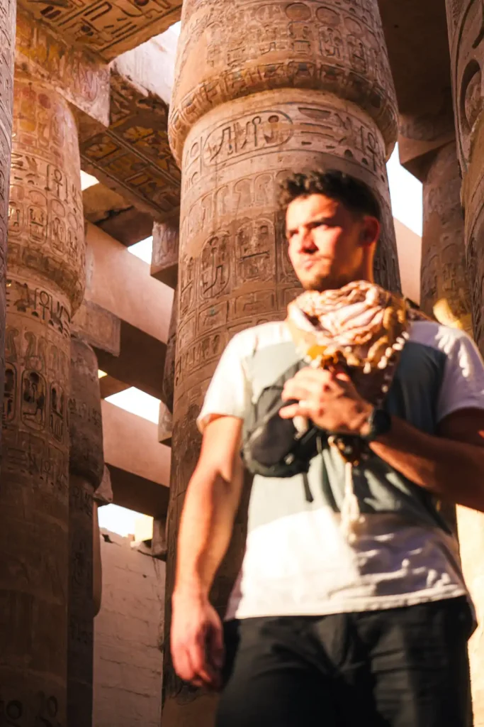 Portrait d'Alexandre dans le temple de Karnak en Egypte, shooting photo marque et publicité par Tristan Conil.