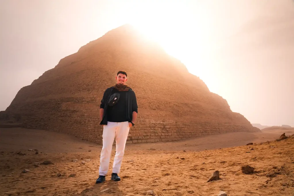 Portrait d'Alexandre devant la pyramide de Saqqarah en Egypte, shooting photo marque et publicité par Tristan Conil.