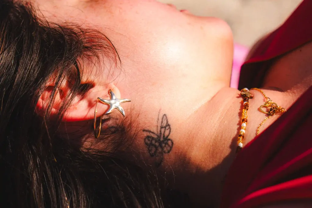 Bijoux à la plage, marque et publicité par Tristan Conil.