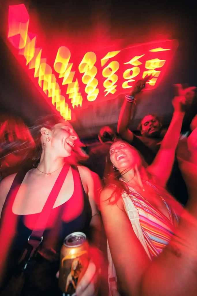 Soirée festive à Lamana bar au Sri Lanka. Reportage photo événementiel et scène par Tristan Conil.