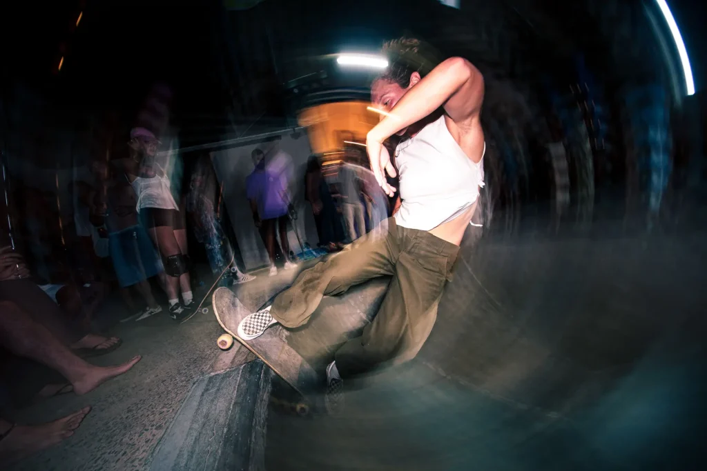 Maika en plein trick de skate au bowl de Lamana au Sri Lanka, reportage photo sport par Tristan Conil.