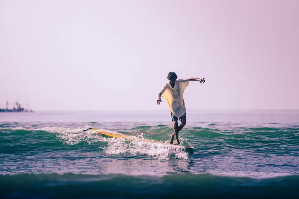Session surf sur les plages du Sri Lanka, reportage photo sport par Tristan Conil.