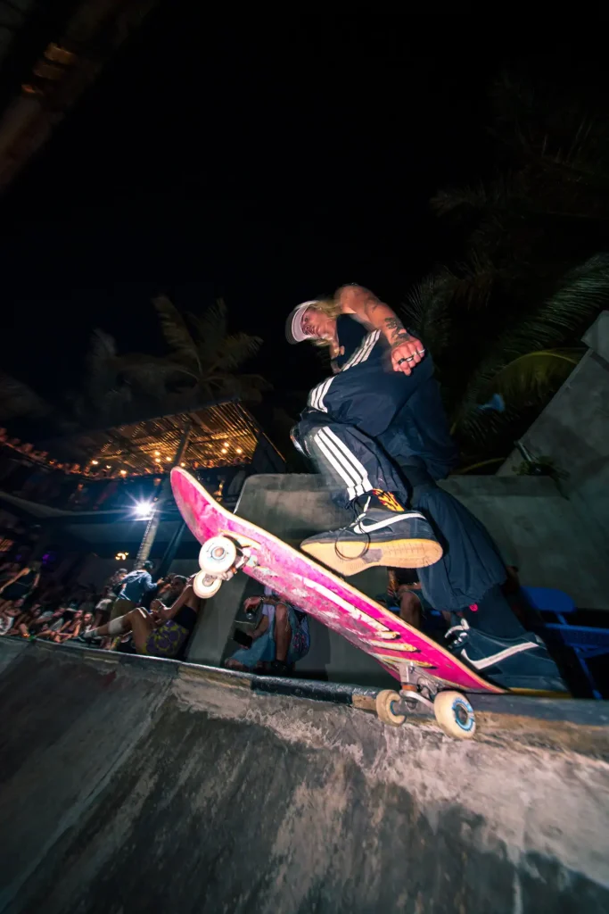 Isel en plein trick de skate au bowl de Lamana au Sri Lanka, reportage photo sport par Tristan Conil.