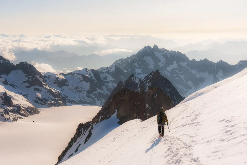 Descente du Dômes des Ecrins lors d'une expédition outdoor, photographie de paysage par Tristan Conil.