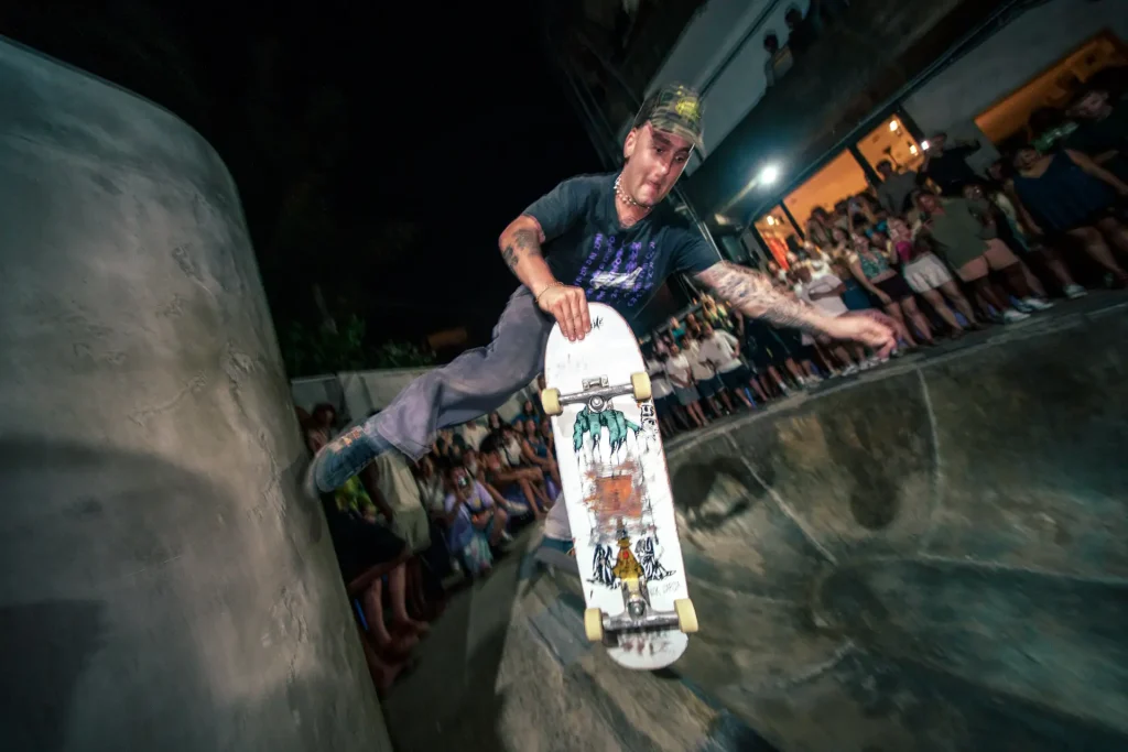 Martin en plein trick de skate au bowl de Lamana au Sri Lanka, reportage photo sport par Tristan Conil.