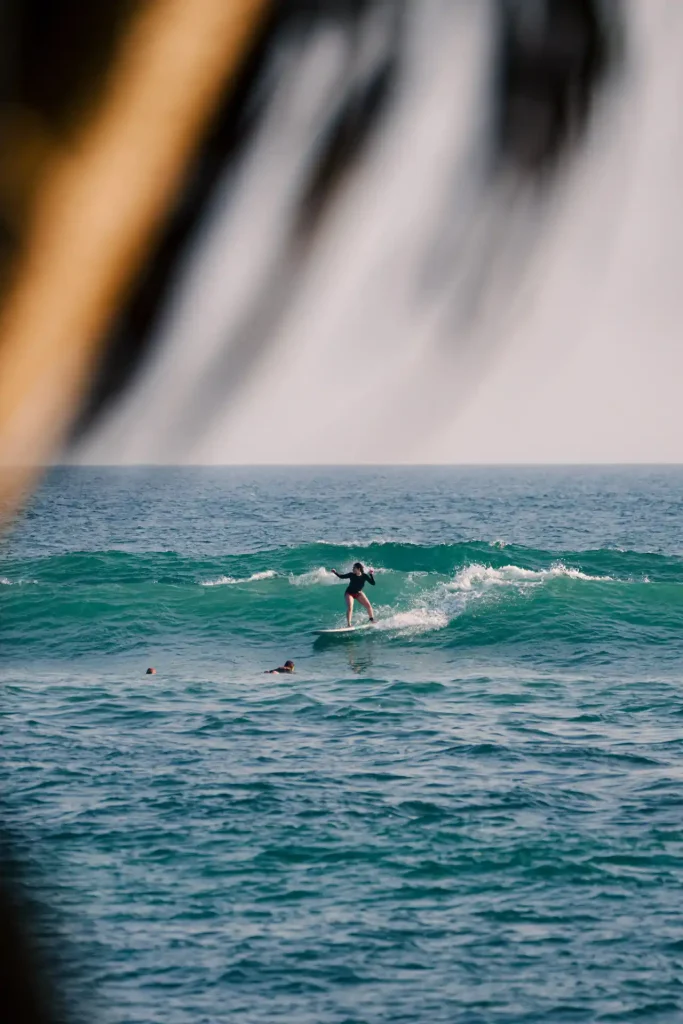 Session surf sur les plages du Sri Lanka, reportage photo sport par Tristan Conil.