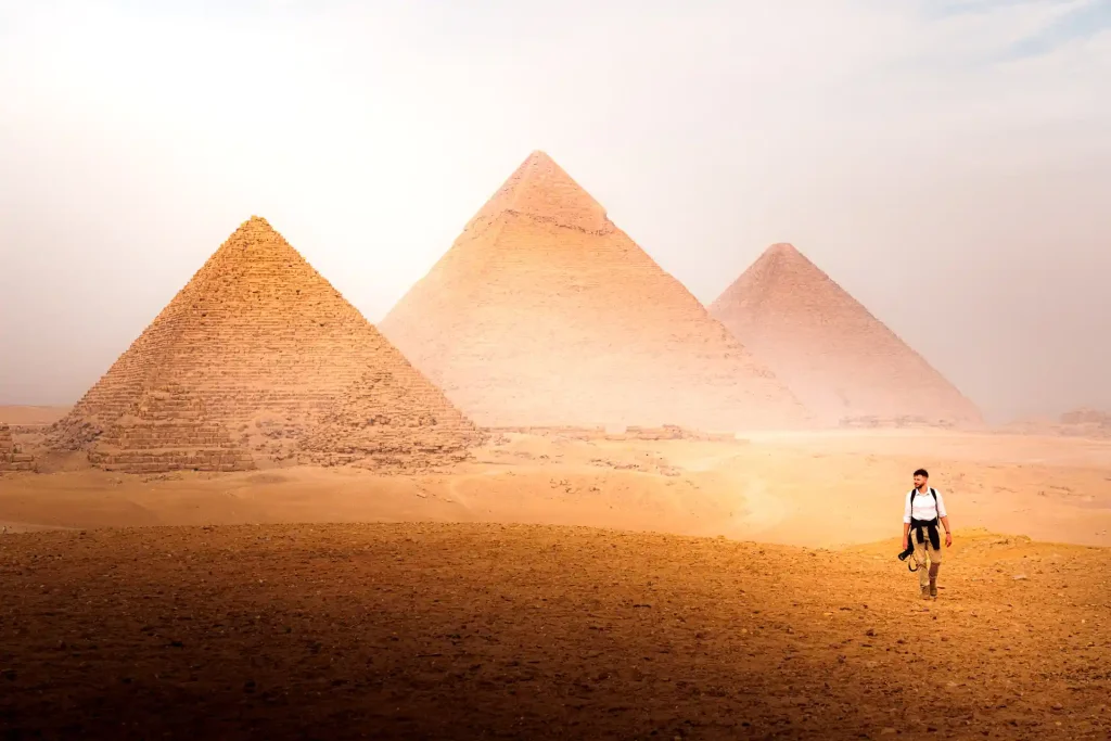 Alignement des pyramides de Gizeh en Egypte lors d'un voyage style Uncharted, photographie de paysage par Tristan Conil.