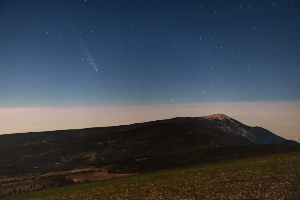 Mont Ventoux et la comète Neowise, astro-photographie de paysage par Tristan Conil.