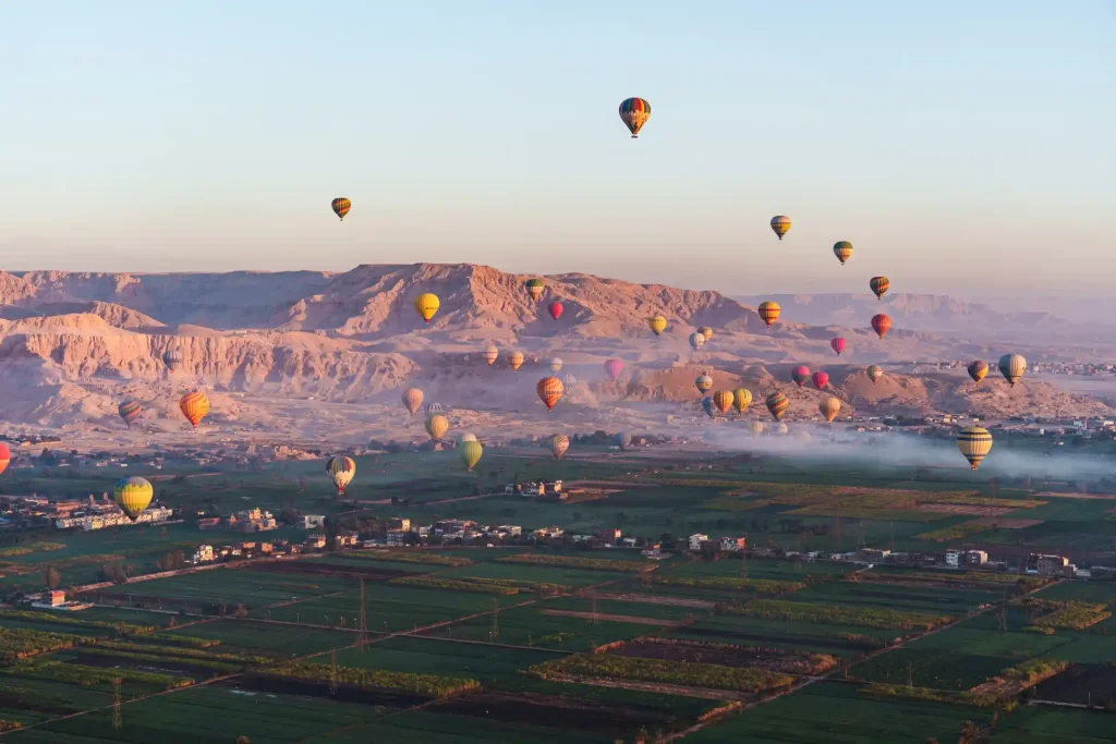 Vol des montgolfière à la vallée des rois de Luxor en Egypte lors d'un voyage, photographie de paysage par Tristan Conil.