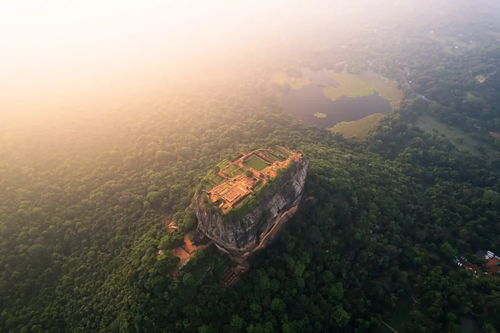 Le rocher du Lion à Sigiriya au Sri Lanka, photographie aérienne de paysage par Tristan Conil.