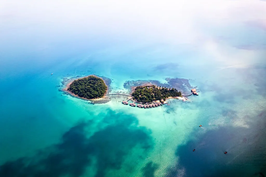 Hôtel luxueux en îlots sur l'île de Koh Rong au Cambodge, shooting photo aérienne marque et publicité par Tristan Conil.