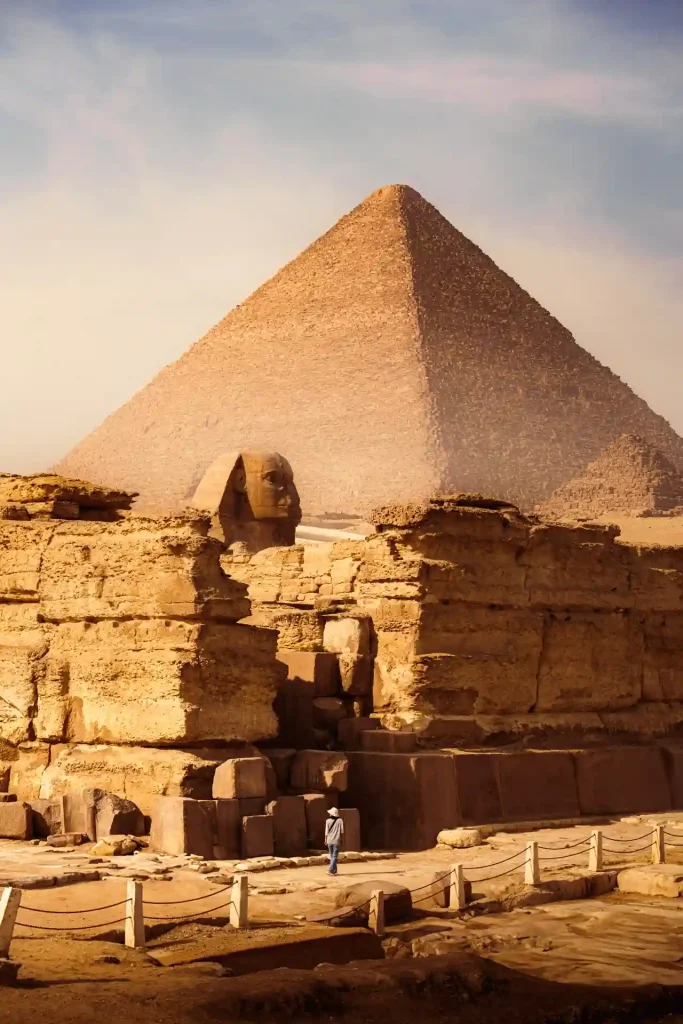 Alignement du Sphinx et de la pyramide de Gizeh en Egypte lors d'un voyage, photographie de paysage par Tristan Conil.