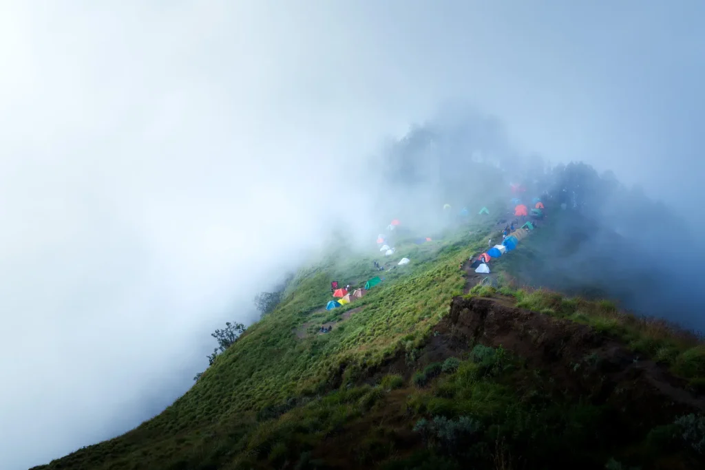 Camp de base du Mont Rinjani en Indonésie, lors d'une expédition outdoor, photographie de paysage par Tristan Conil.