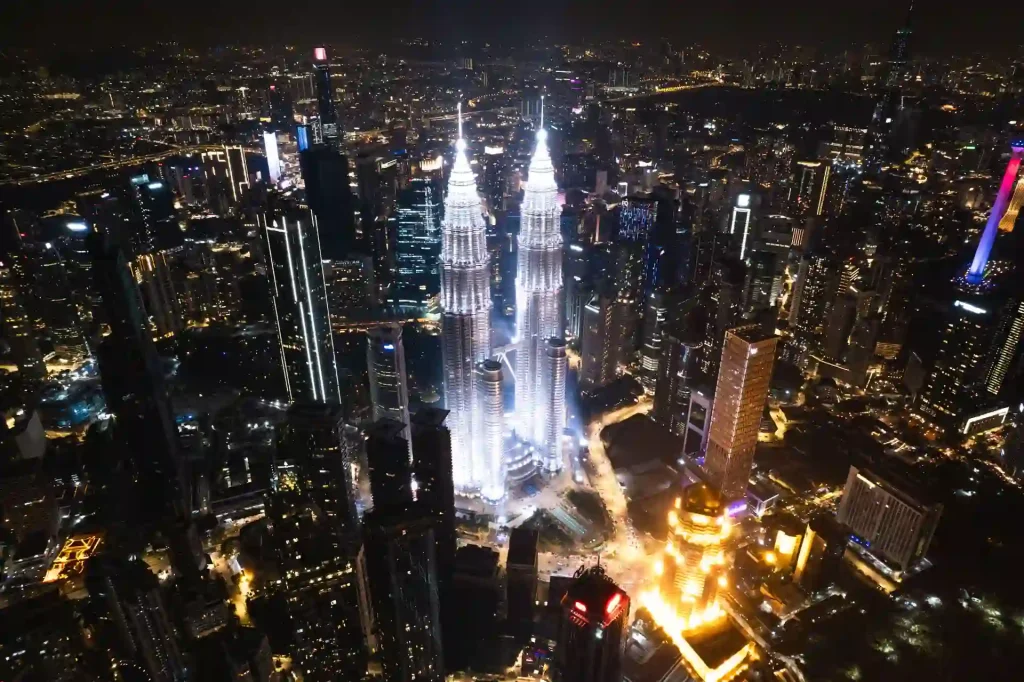 Les tour Petronas de Kuala Lumpur en Malaisie, shooting photo aérienne marque et publicité par Tristan Conil.