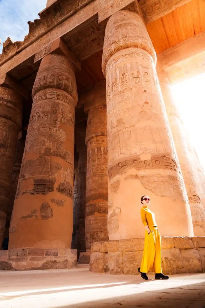 Lifestyle au temple de Karnak en Egypte, shooting photo marque et publicité par Tristan Conil.
