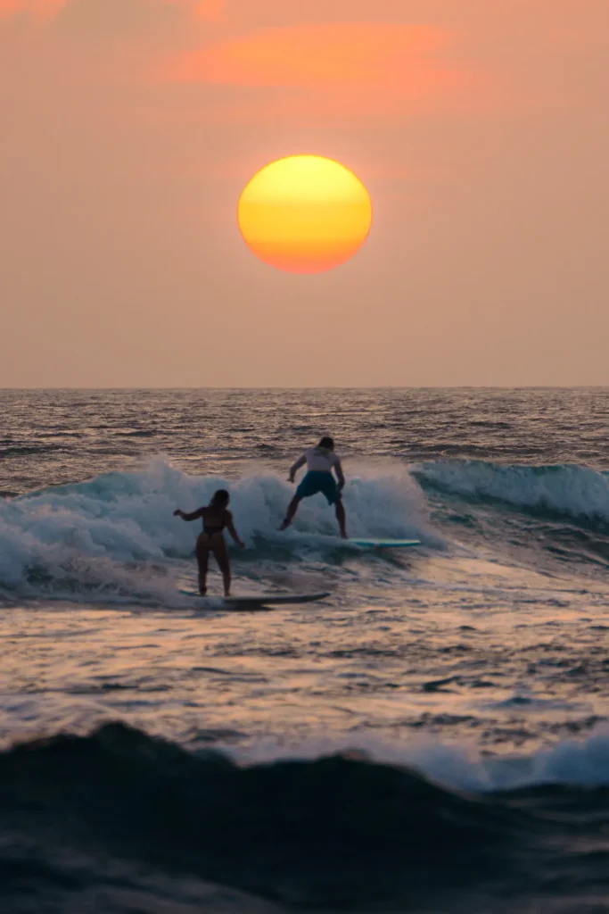 Session surf sur les plages du Sri Lanka au couché de soleil, reportage photo sport par Tristan Conil.