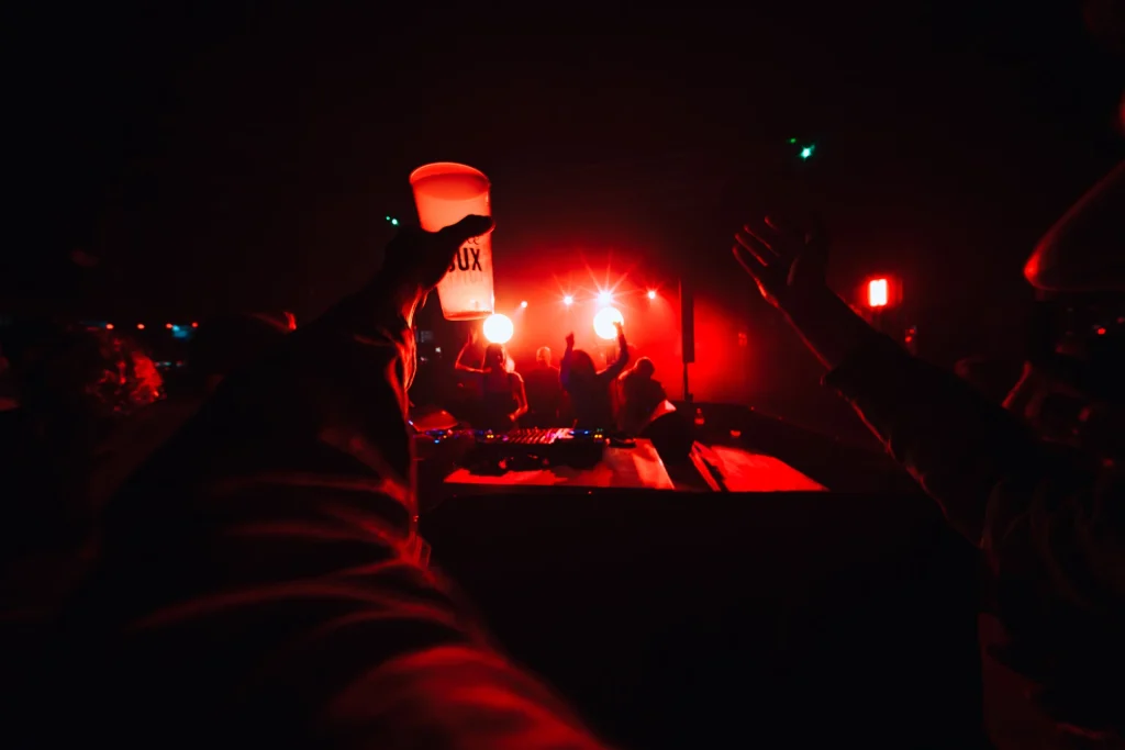 Au cœur de la scène devant l'artiste Blacknoché en concert, reportage photo événementiel et scène par Tristan Conil.