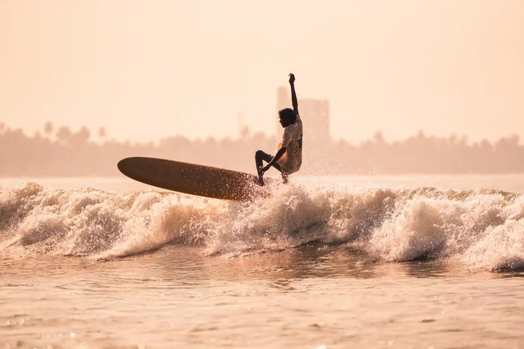 Session surf sur les plages du Sri Lanka, reportage photo sport par Tristan Conil.