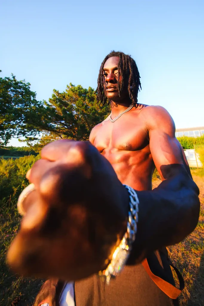 Portrait streetworkout de Virgile Anasse en plein effort, reportage photo sport par Tristan Conil.