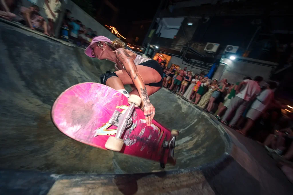 Isel en plein trick de skate au bowl de Lamana au Sri Lanka, reportage photo sport par Tristan Conil.