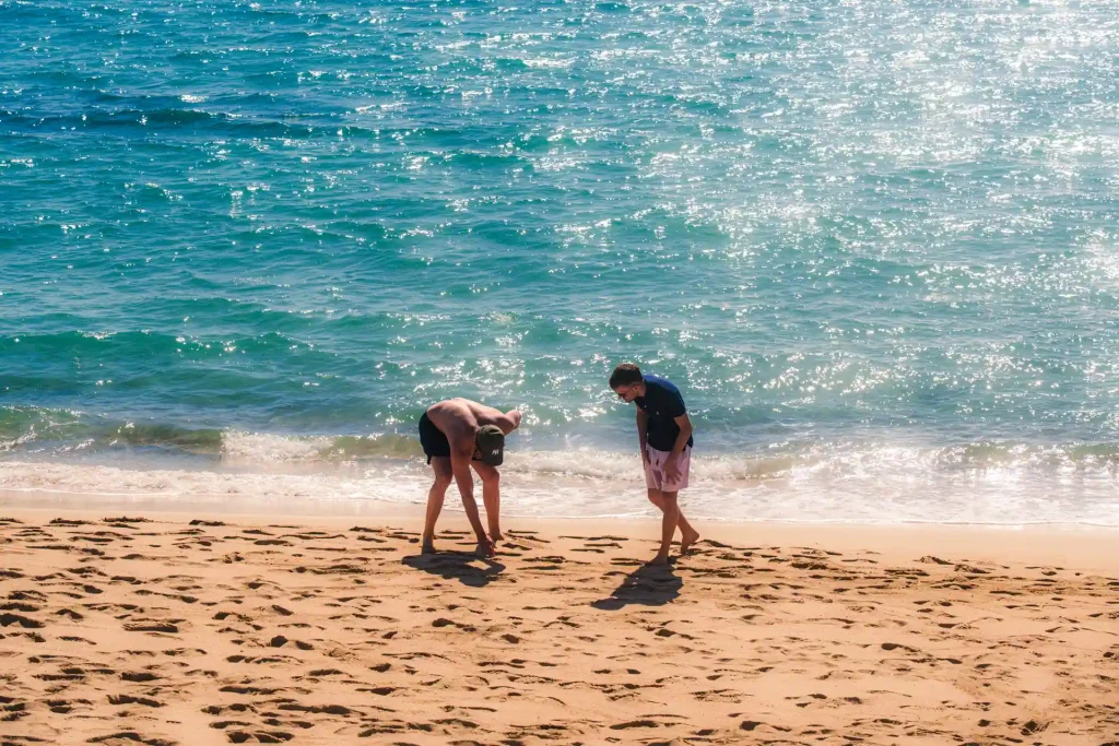 Une plage corse, des amis et des souvenirs d'enfance, le temps des coquillages, un moment de poésie capturé par Tristan Conil.