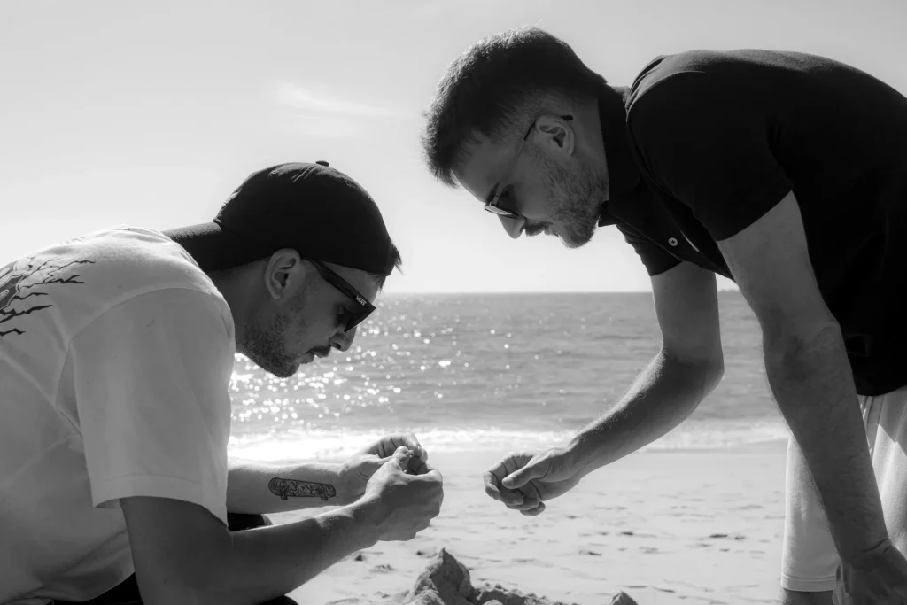 Une plage corse, des amis et des souvenirs d'enfance, le temps des coquillages, un moment de poésie capturé par Tristan Conil.