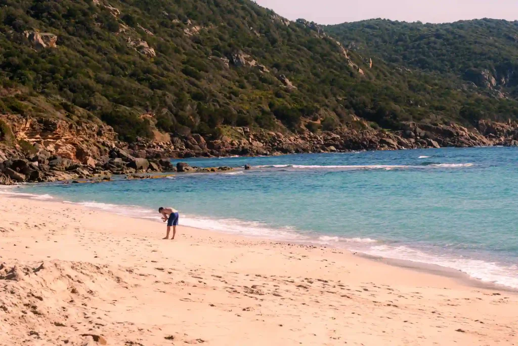 Une plage corse, des amis et des souvenirs d'enfance, le temps des coquillages, un moment de poésie capturé par Tristan Conil.