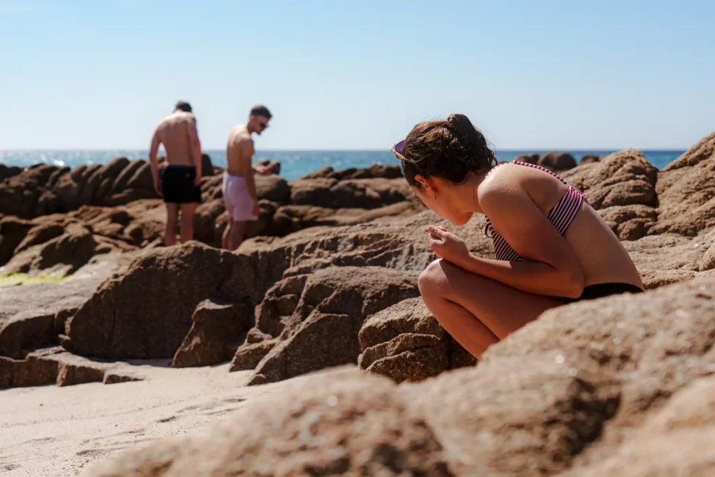 Une plage corse, des amis et des souvenirs d'enfance, le temps des coquillages, un moment de poésie capturé par Tristan Conil.