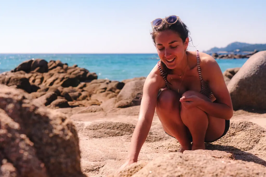 Une plage corse, des amis et des souvenirs d'enfance, le temps des coquillages, un moment de poésie capturé par Tristan Conil.