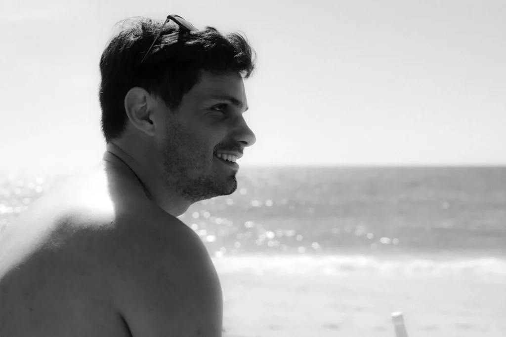 Une plage corse, des amis et des souvenirs d'enfance, le temps des coquillages, un moment de poésie capturé par Tristan Conil.