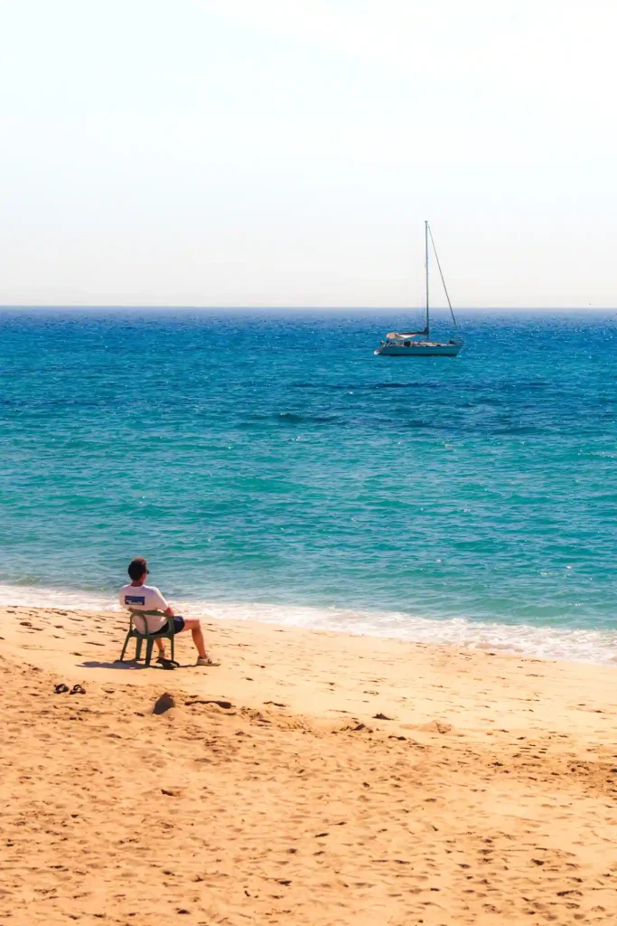 Une plage corse, des amis et des souvenirs d'enfance, le temps des coquillages, un moment de poésie capturé par Tristan Conil.