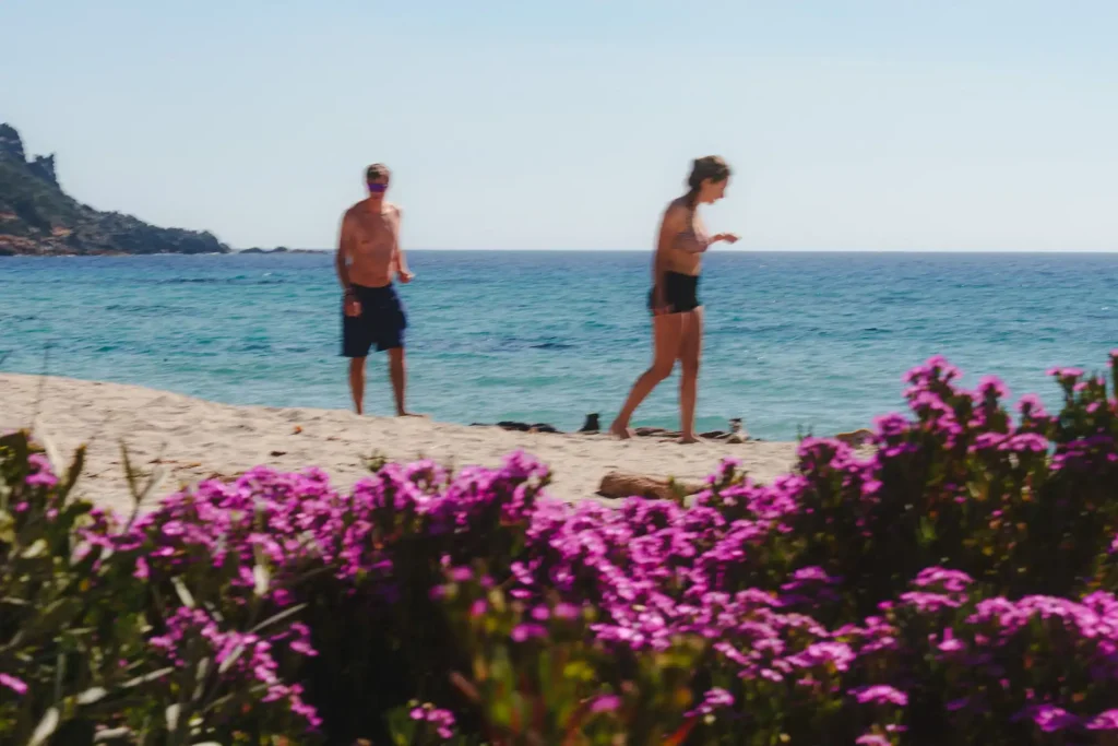 Une plage corse, des amis et des souvenirs d'enfance, le temps des coquillages, un moment de poésie capturé par Tristan Conil.