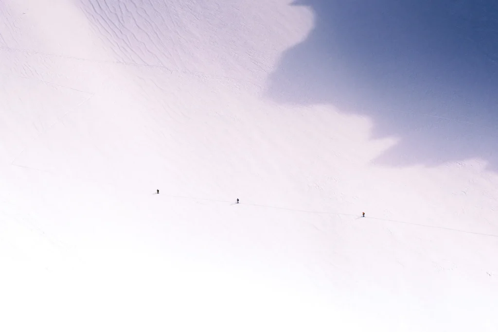 Sortie hivernale à ski de randonnée à Chamonix, une véritable toile de montagne capturée par Tristan Conil.
