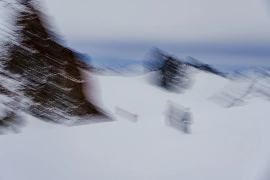 Sortie hivernale à ski de randonnée à Chamonix, une véritable toile de montagne capturée par Tristan Conil.