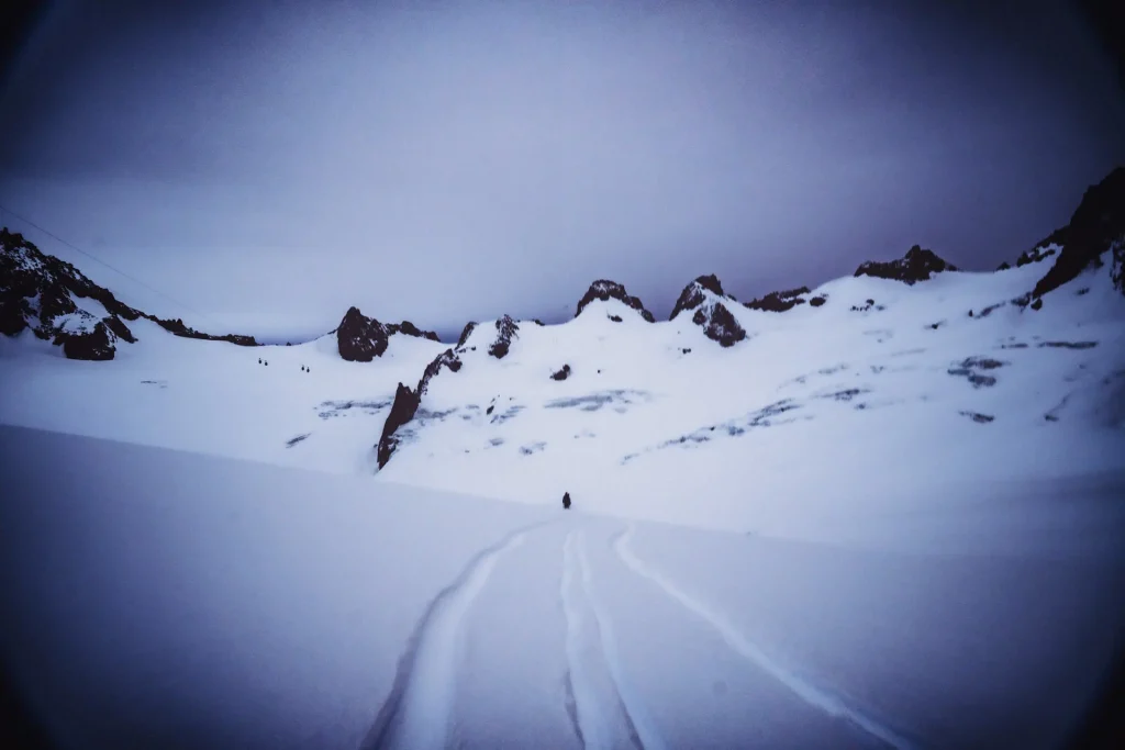 Sortie hivernale à ski de randonnée à Chamonix, une véritable toile de montagne capturée par Tristan Conil.