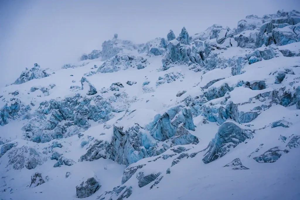 Sortie hivernale à ski de randonnée à Chamonix, une véritable toile de montagne capturée par Tristan Conil.