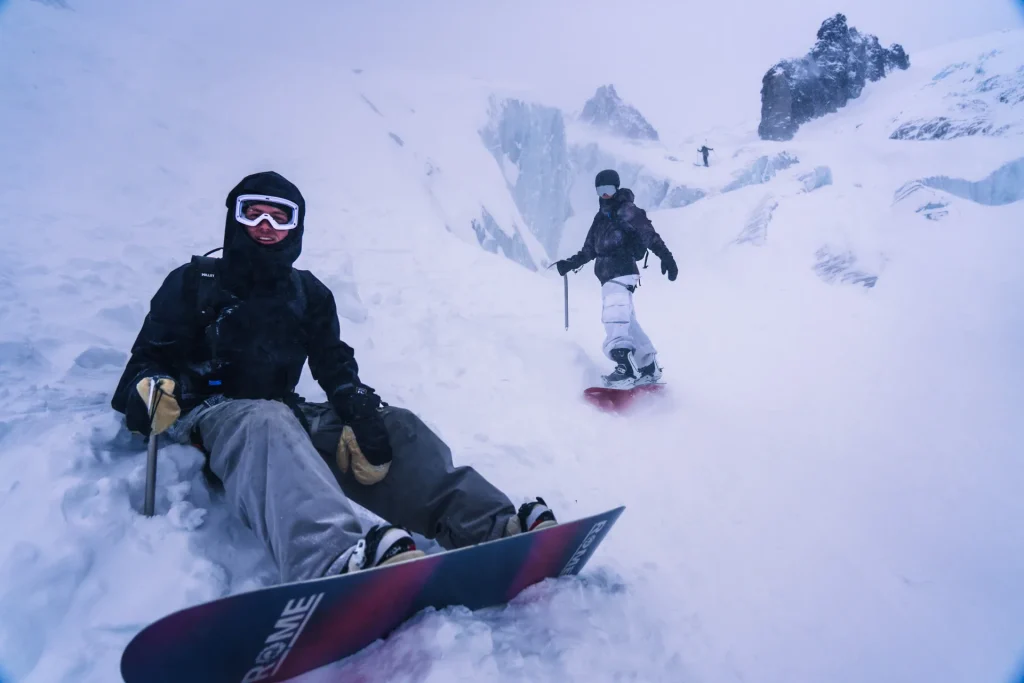 Sortie hivernale à ski de randonnée à Chamonix, une véritable toile de montagne capturée par Tristan Conil.