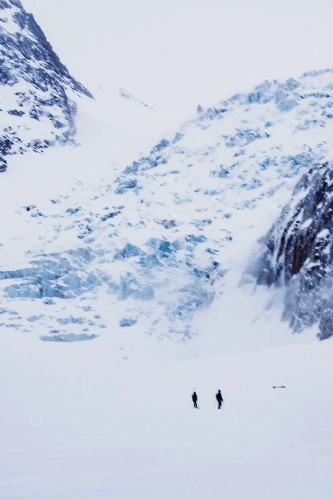 Sortie hivernale à ski de randonnée à Chamonix, une véritable toile de montagne capturée par Tristan Conil.