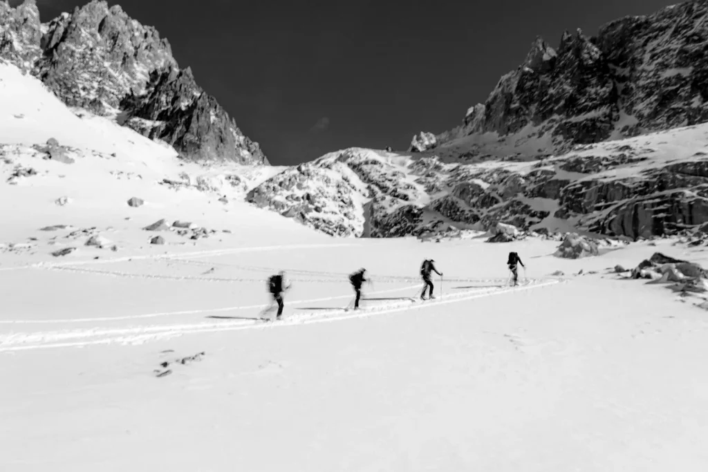 Sortie hivernale à ski de randonnée à Chamonix, une véritable toile de montagne capturée par Tristan Conil.