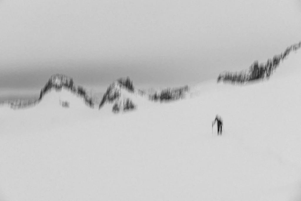 Sortie hivernale à ski de randonnée à Chamonix, une véritable toile de montagne capturée par Tristan Conil.