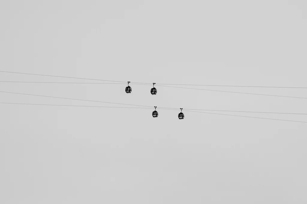 Sortie hivernale à ski de randonnée à Chamonix, une véritable toile de montagne capturée par Tristan Conil.