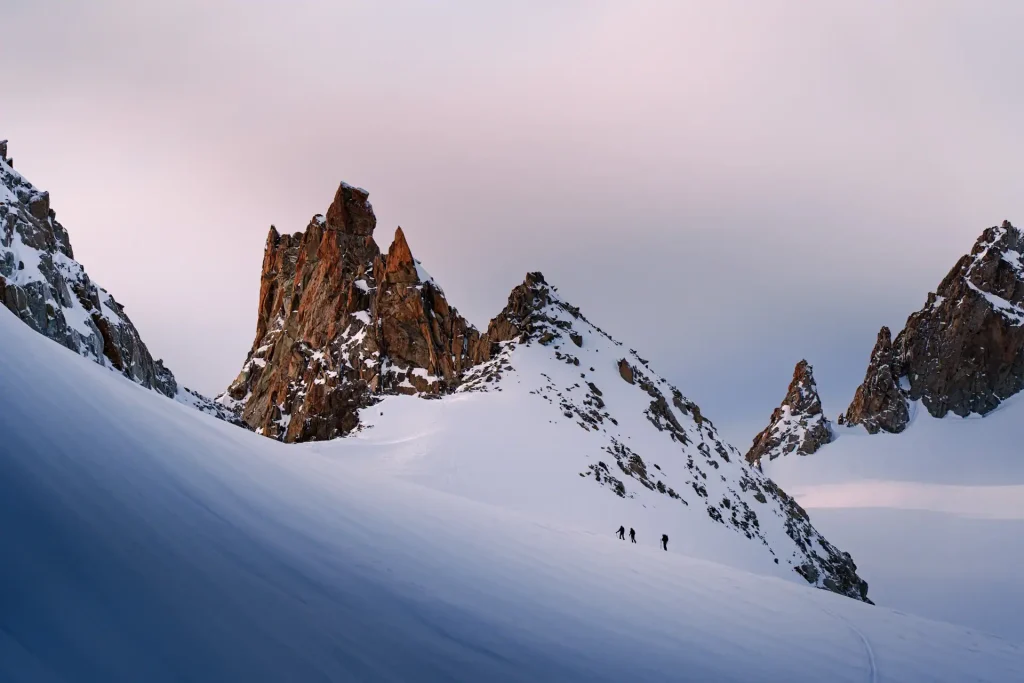 Sortie hivernale à ski de randonnée à Chamonix, une véritable toile de montagne capturée par Tristan Conil.