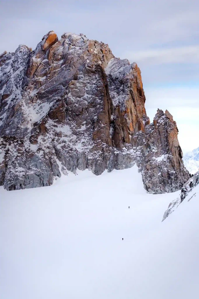Sortie hivernale à ski de randonnée à Chamonix, une véritable toile de montagne capturée par Tristan Conil.