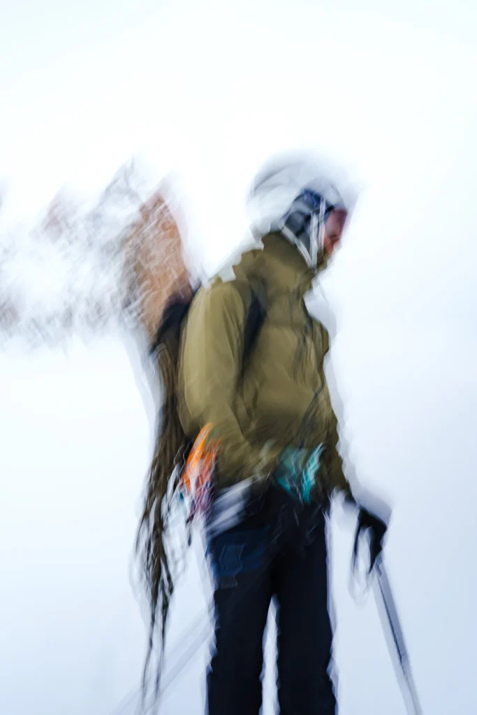 Sortie hivernale à ski de randonnée à Chamonix, une véritable toile de montagne capturée par Tristan Conil.